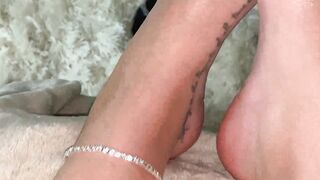 feetbysvett had a long day of doing house chores & shooting. perfect way to end the night oil mess xxx onlyfans porn video
