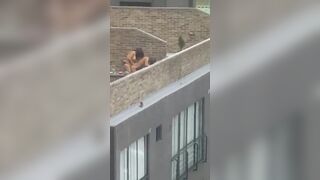 chica folla culo de novia en balcon
