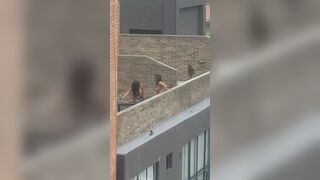 chica folla culo de novia en balcon