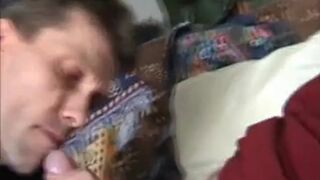 Äldre svenska cocksuckers behandlar en äldre man stora kuk