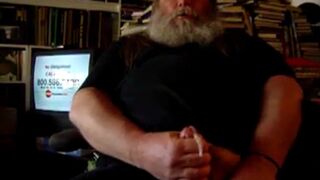 Fearded Daddy bear jerking and cumming