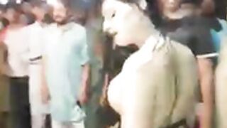 Danse nue sexy fille se déshabillant en public en dansa