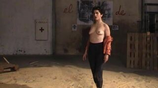 Marianela León Ruiz shows her titties in a comical way