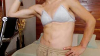 cam girl showing great abs muscle control