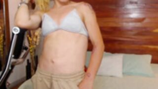 cam girl showing great abs muscle control