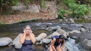 Dos mujeres se bañan en el río