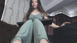 Ms_enigma displaying her feet & toes to her footslaves