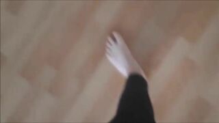 Pia aus Großglattbach zeigt ihre Füße