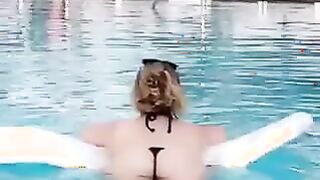 sarah_peachez Video Shakin my big ass in the pool for my girls enjoyment peachez xxx onlyfans porn video